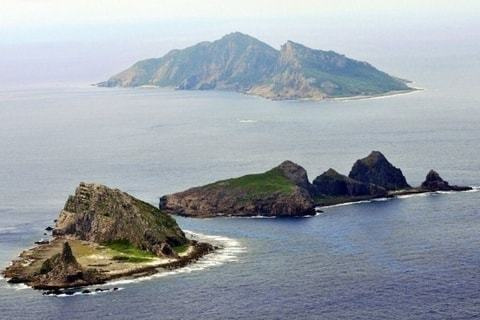 海に浮かぶ尖閣諸島