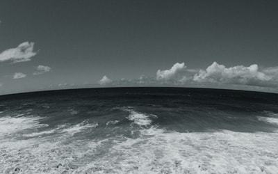 水平線が丸い海の白黒写真