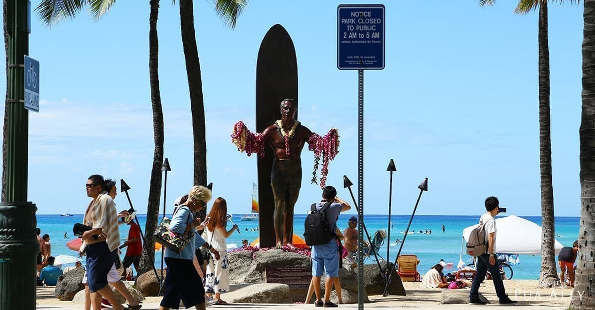 ハワイにあるデュークカハナモクの像