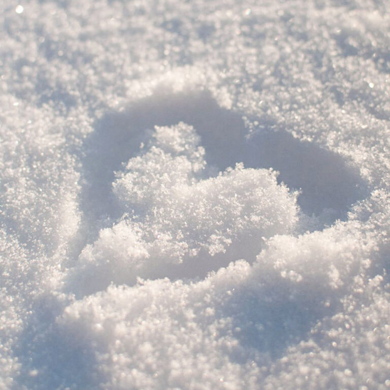 積もった雪にハートマーク