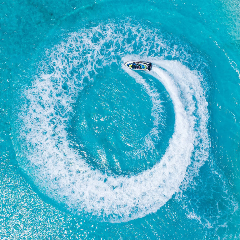 水上ジェットを上空から撮影