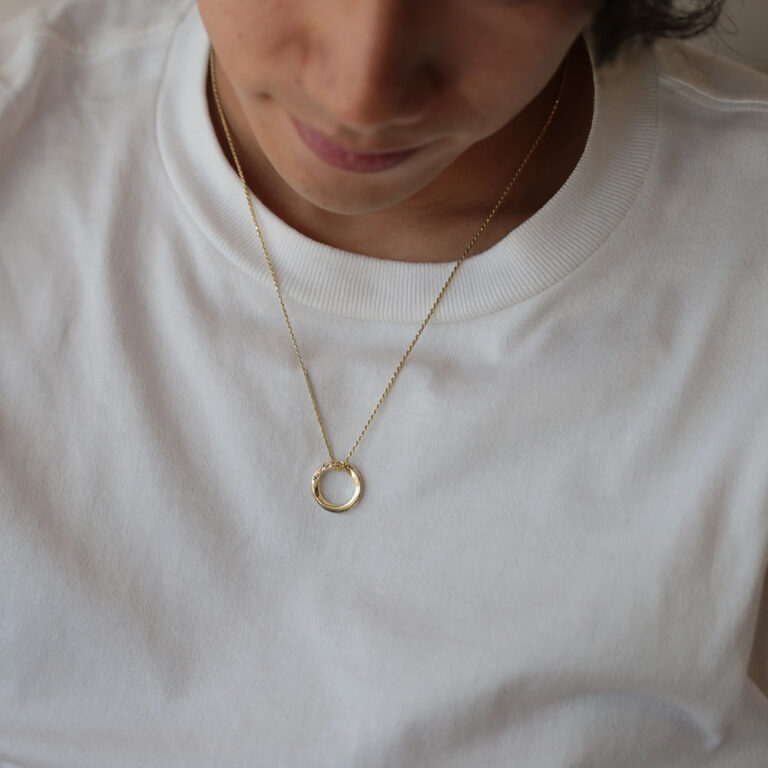 オハナメビウスネックレス男性が着用