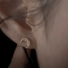 (10000497)K14YG/Silver925ムーン 月 ピアスを着用している女性の耳の画像
