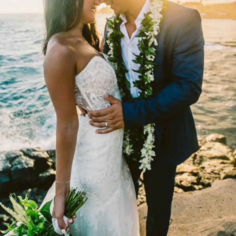 ハワイアンジュエリーラウアエの意味海辺の新郎新婦