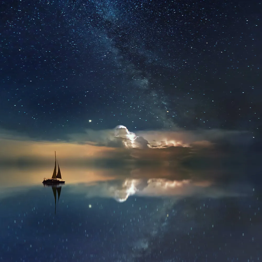 夜の海とヨットと星空
