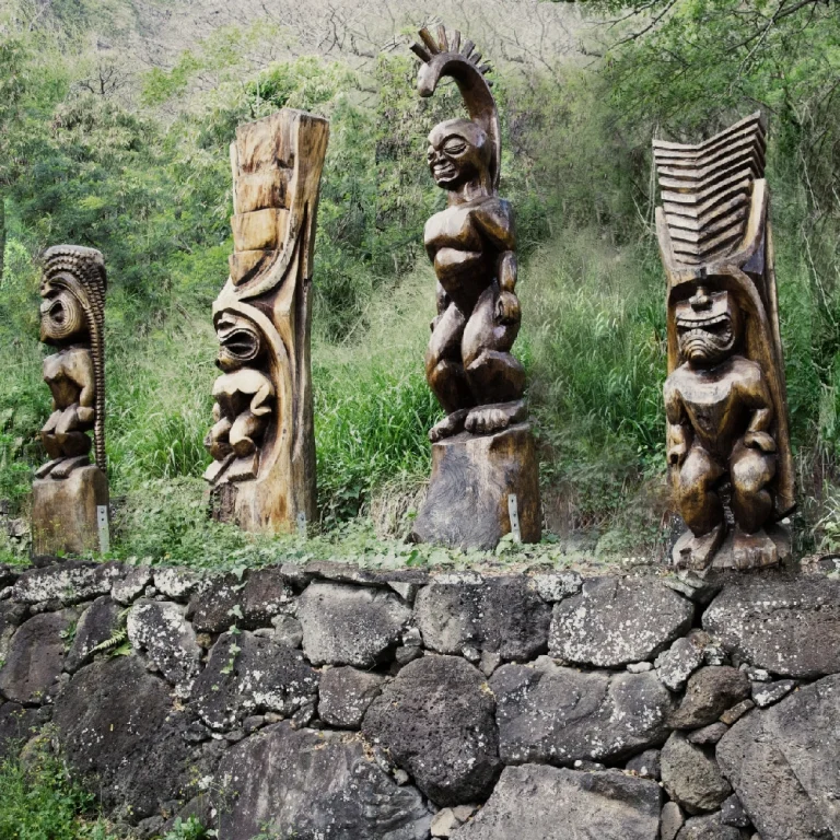 ハワイアンジュエリーティキの意味TIKI(ティキ)が4体並んでいる画像