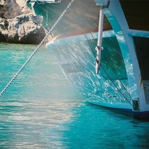 青い海と船の先端の画像