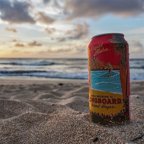 砂浜とハワイの缶ビール