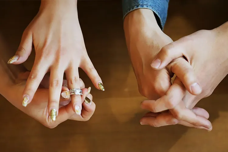 結婚指輪を試着している手元の画像