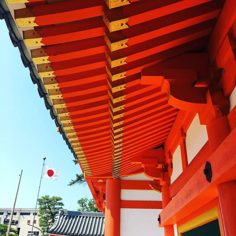 ハワイアンジュエリーハートの意味神社の屋根の写真