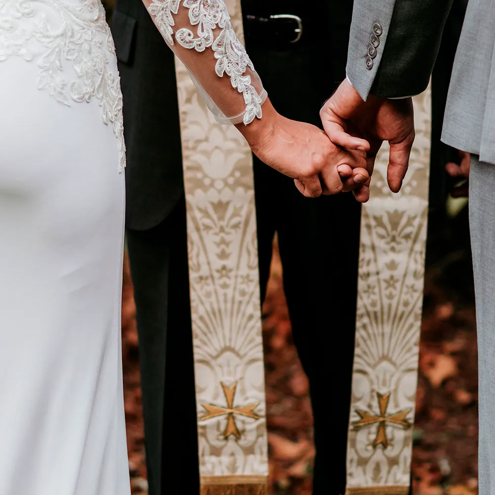 結婚式新郎新婦が手を繋いでいる画像