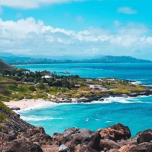 海亀が生息するハワイの海と青空