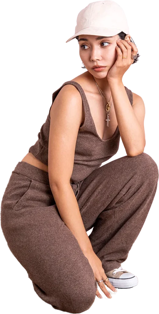 (10000310)とプアアリのネックレス・リングを着けてしゃがんでいる女性