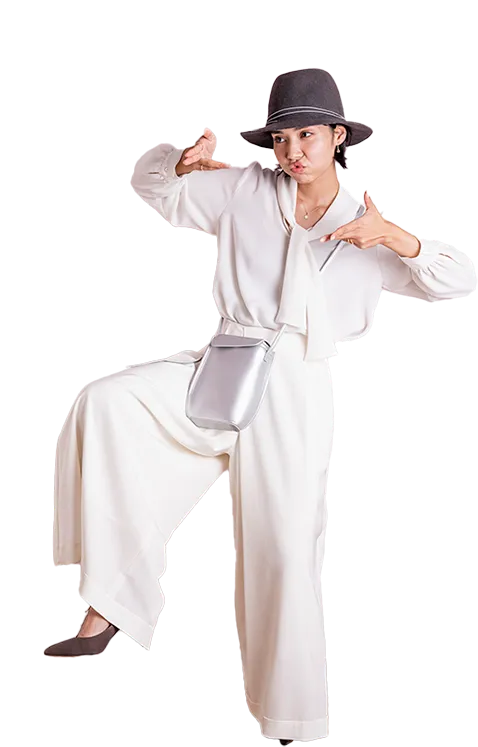 プアアリのハワイアンジュエリーを身につけた白い服を着ている女性がポーズを決めている