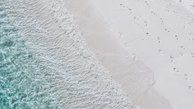 白い砂浜と綺麗な色の波