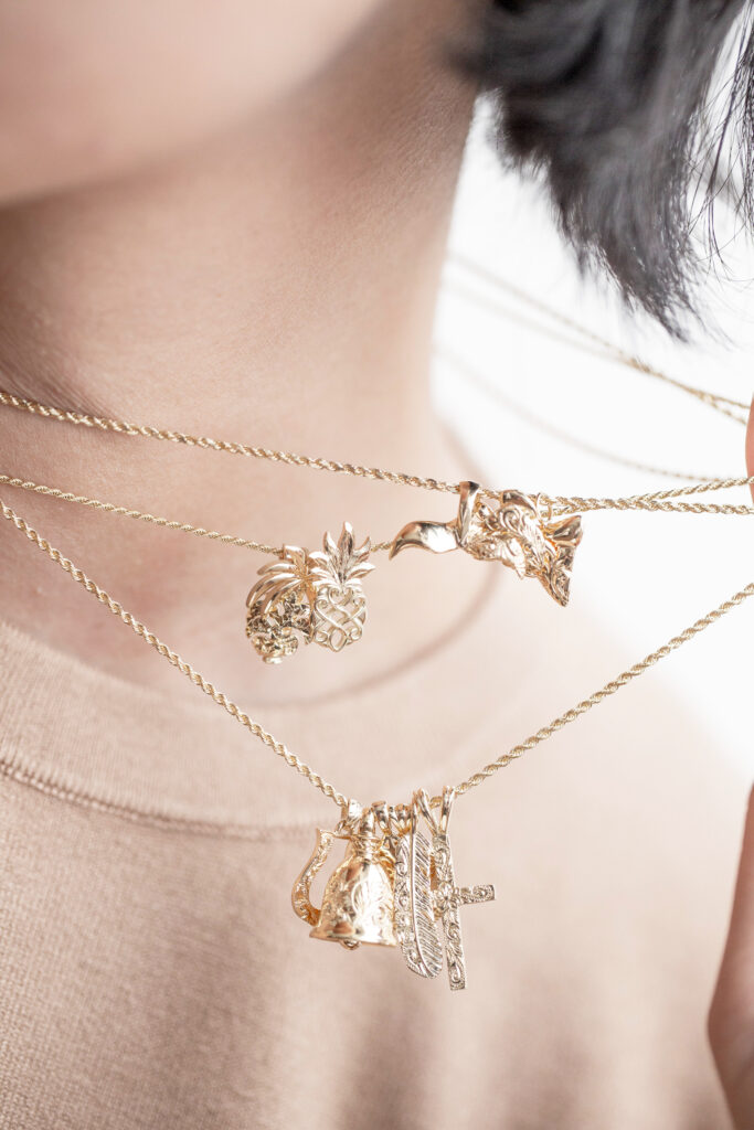 ハワイアンジュエリーゴールドのネックレスを複数で着用しっている接写