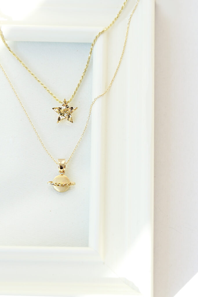 ハワイアンジュエリー星と土星のネックレス物撮り