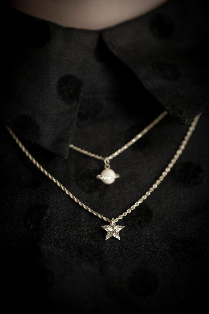 ハワイアンジュエリー星と土星ネックレスの接写首元