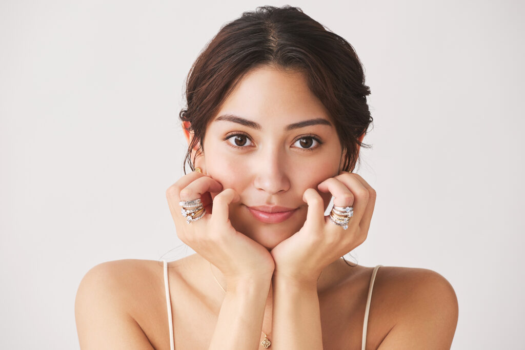 ハワイアンジュエリーの婚約指輪を着用した女性の接写