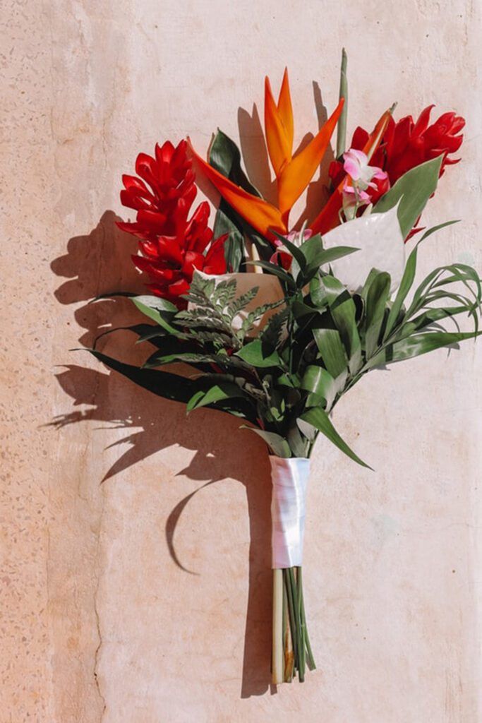 ピンクの壁のボタニカルなブーケ