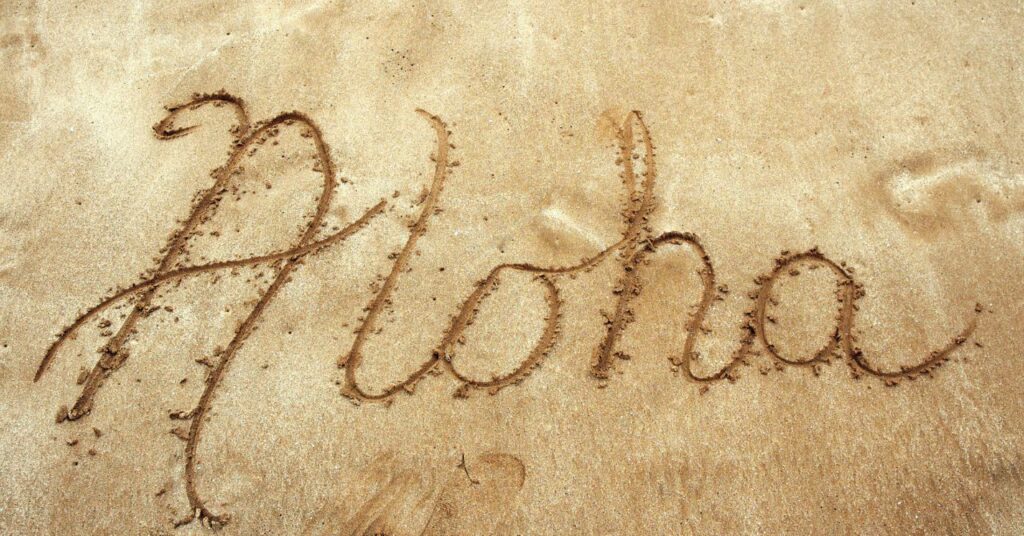 ビーチに書かれたアロハというハワイ語のことば