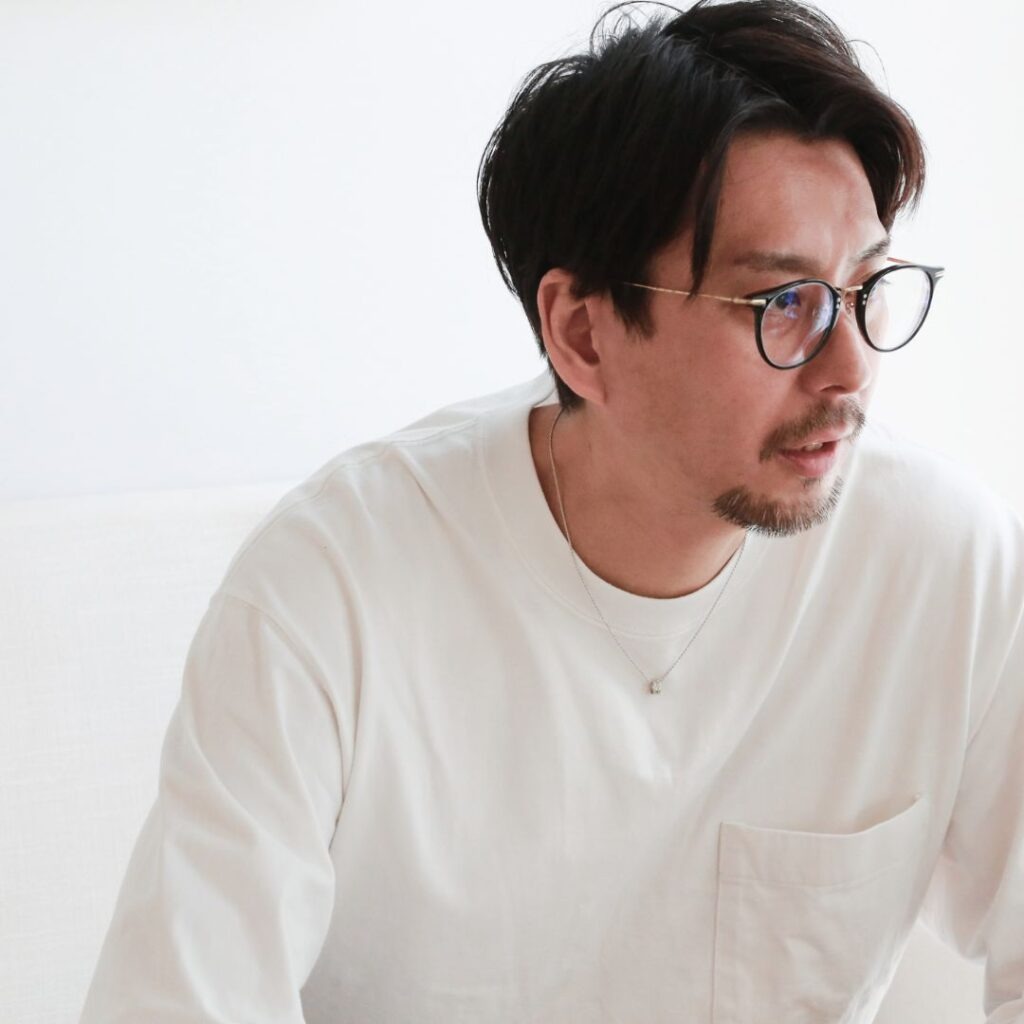 男の子用ベビーリングプティボーイネックレスを着けた男性