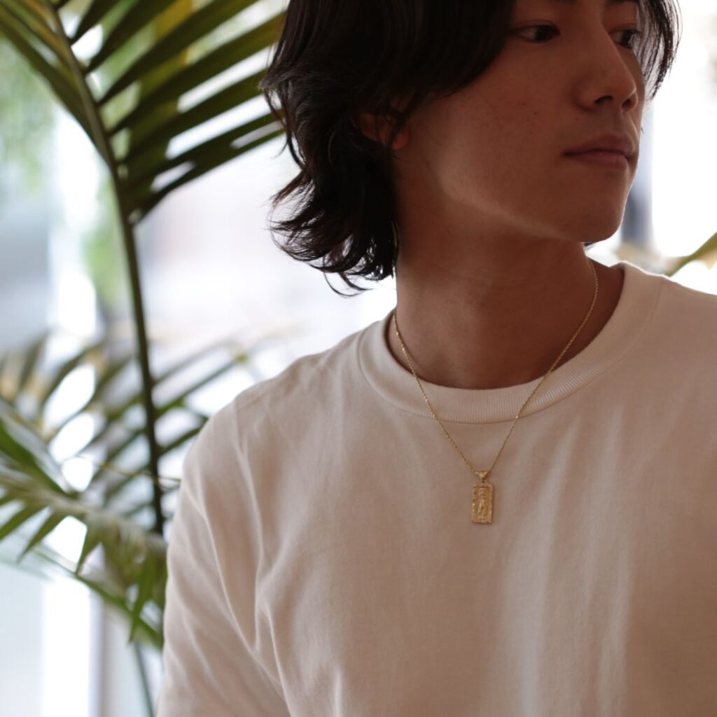 (10001051)男性がハワイアンジュエリーティキネックレスを着用