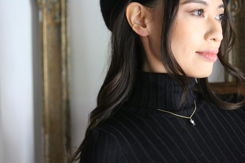 女性ハワイアンジュエリーネックレスを着用