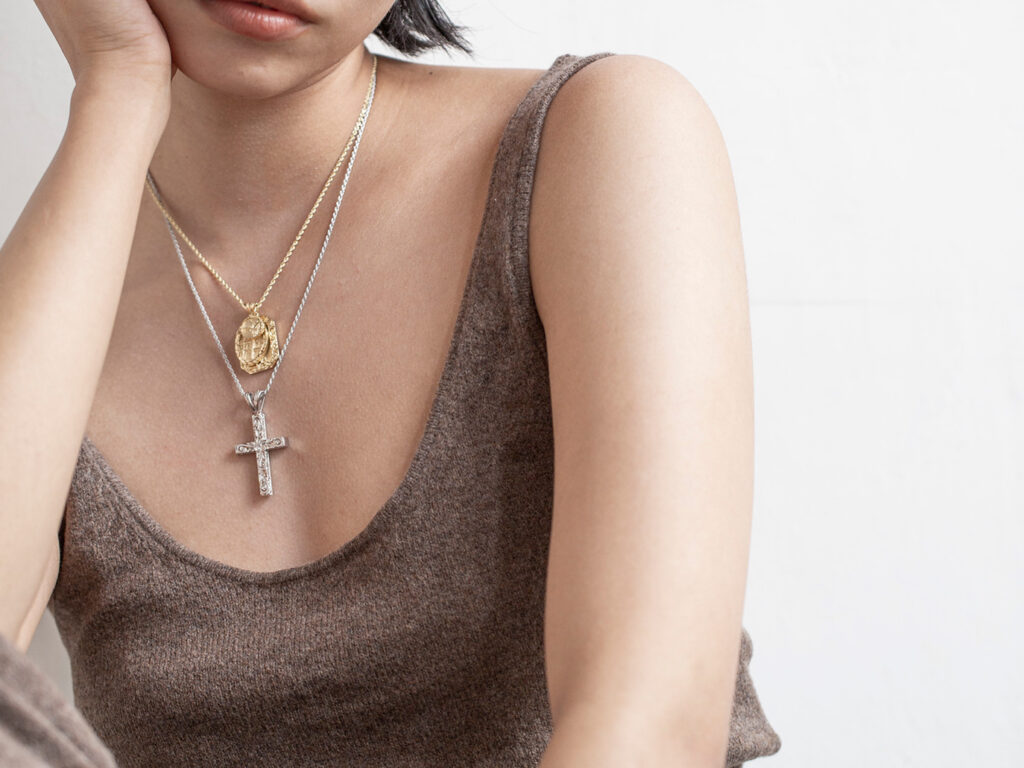 ハワイアンジュエリーネックレスを女性が重ね着け