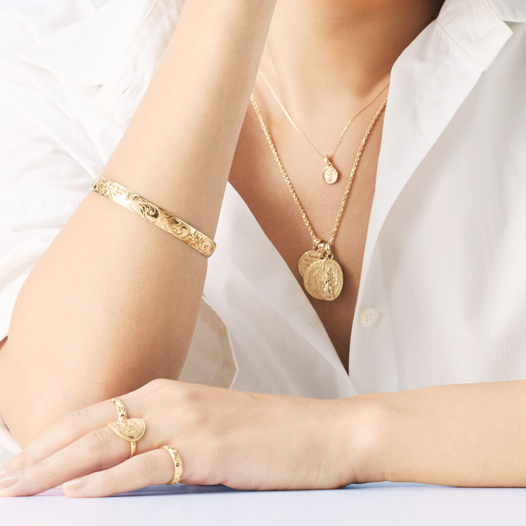 女性のコインジュエリー着用接写