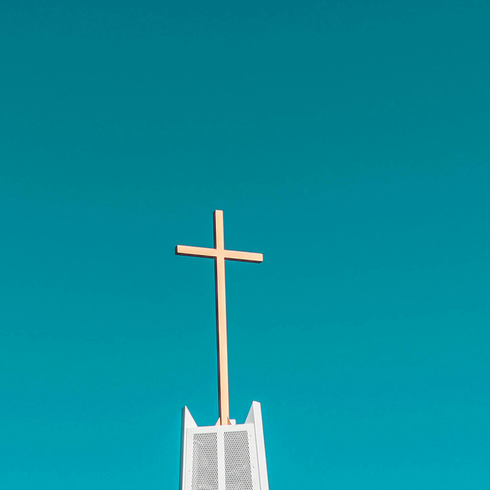 屋根の上の十字架