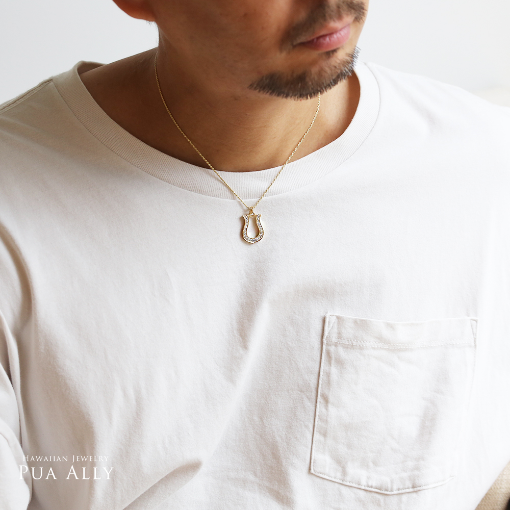 (10001331)白シャツの男性がハワイアンジュエリーホースシューネックレスダイヤモンドを着用