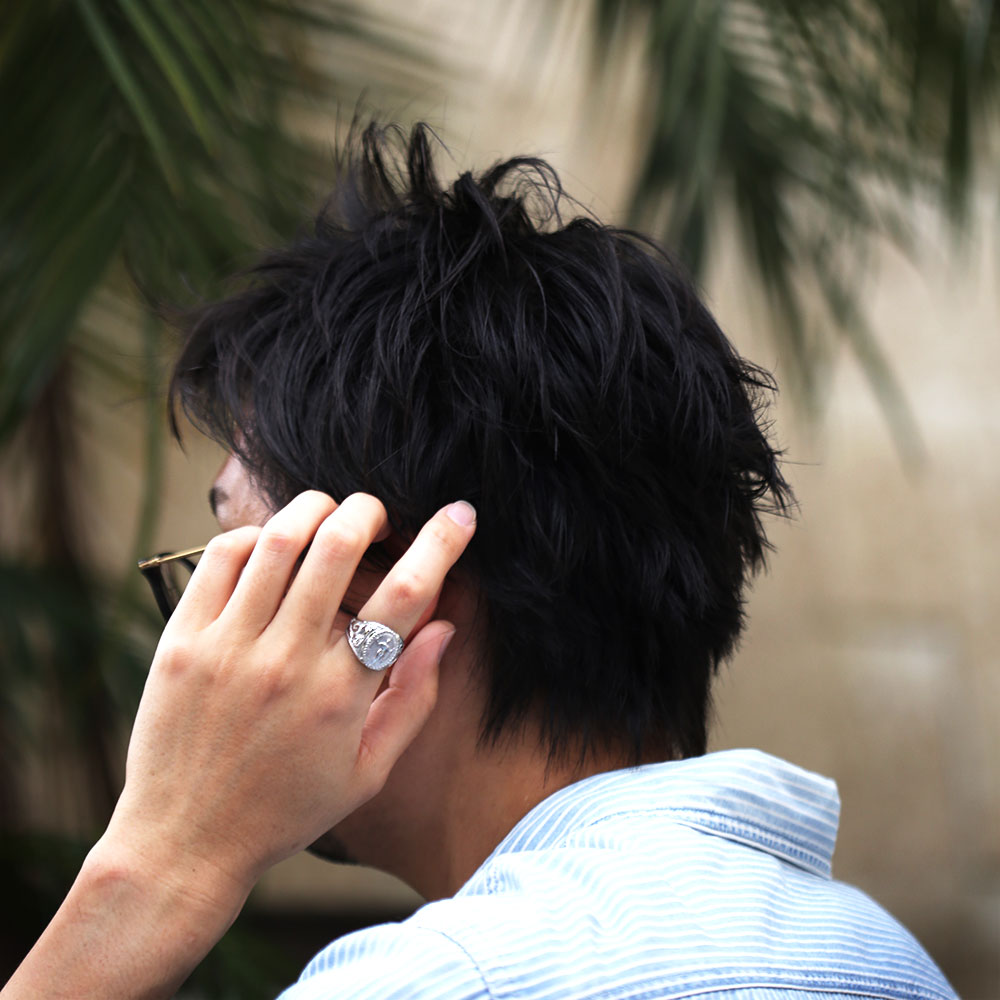 (10000699)ハワイアンジュエリーデュークリングを男性が着用している写真