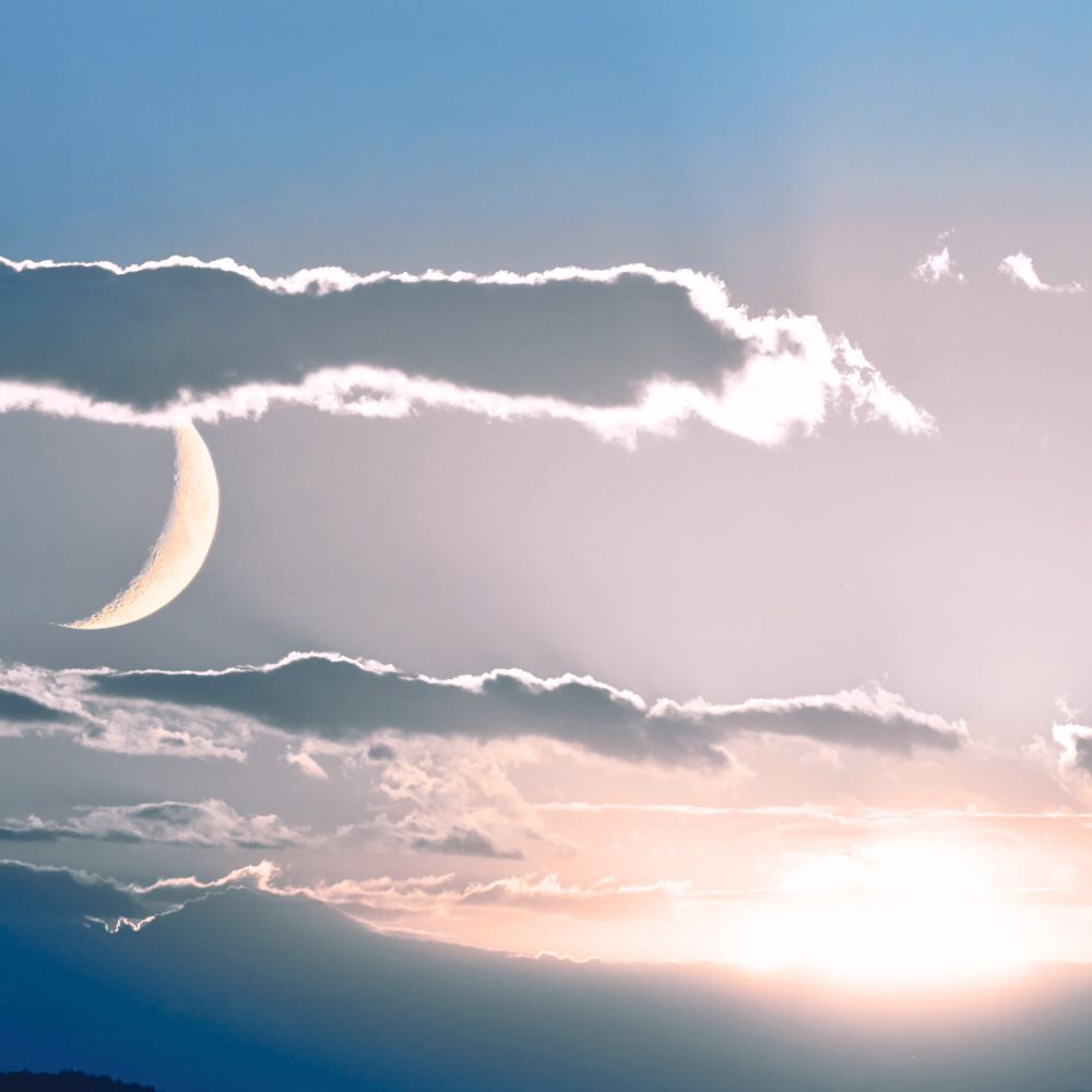 昇る太陽と沈む月が幻想的に交じり合う空