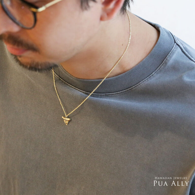 男性がハワイアンジュエリーシャークティースネックレスを着用