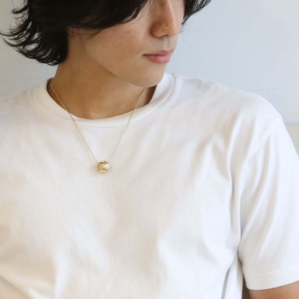 (10000117)白いシャツを着た男性がウィッシュバレルネックレスアーチLを着用