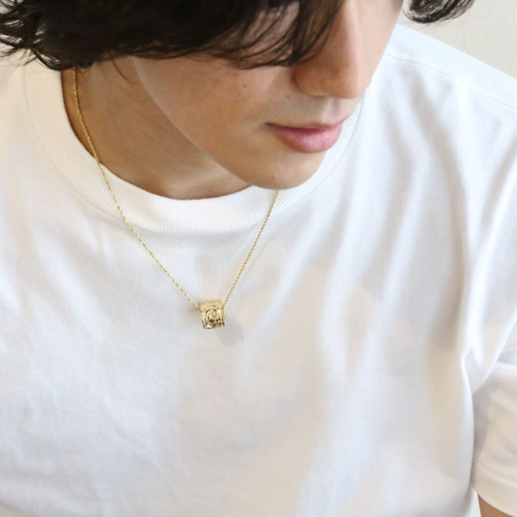(10000654)白いシャツを着た男性がウィッシュバレルネックレスエッジLを着用
