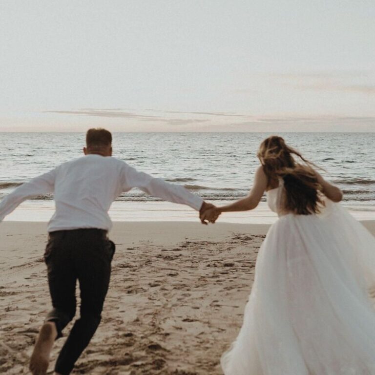 ハワイアンモチーフ月の意味ハネムーンの新婚が海でウェディング