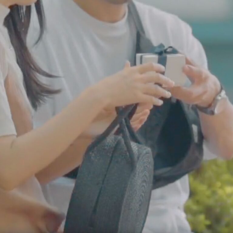 記念日にハワイアンジュエリーのプレゼントを贈るカップル