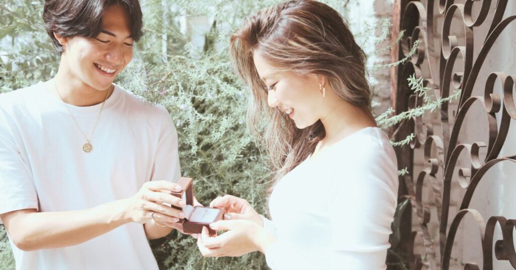 女性にジュエリーをプレゼントしている男性