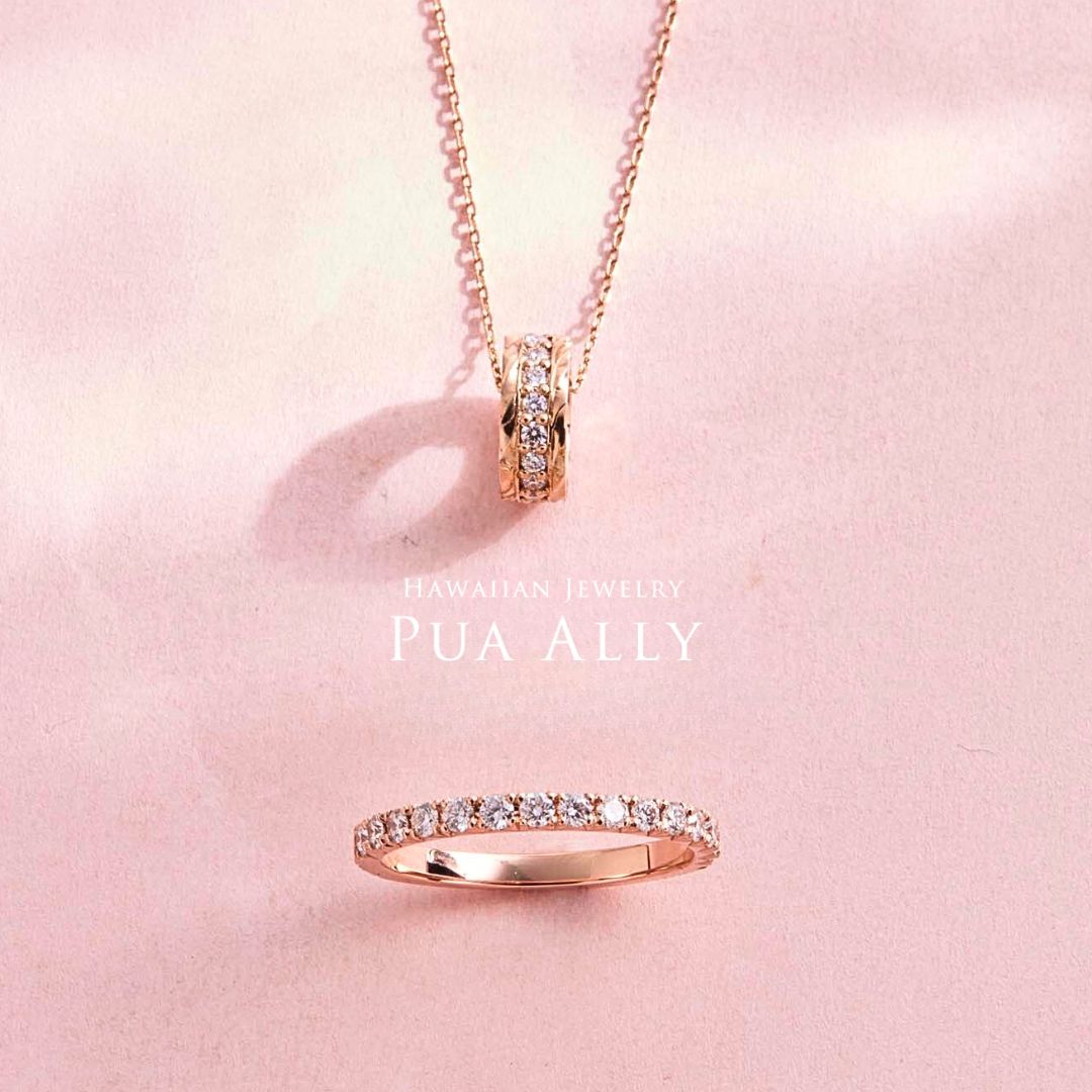 ピンクの背景にエタニティリングとネックレス