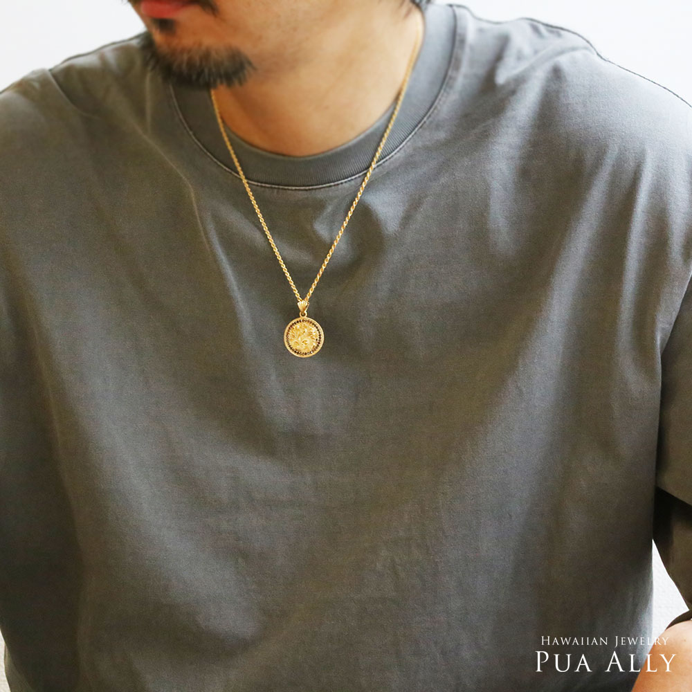 (10001466)グレーのシャツを着た男性がコインネックレスを着用