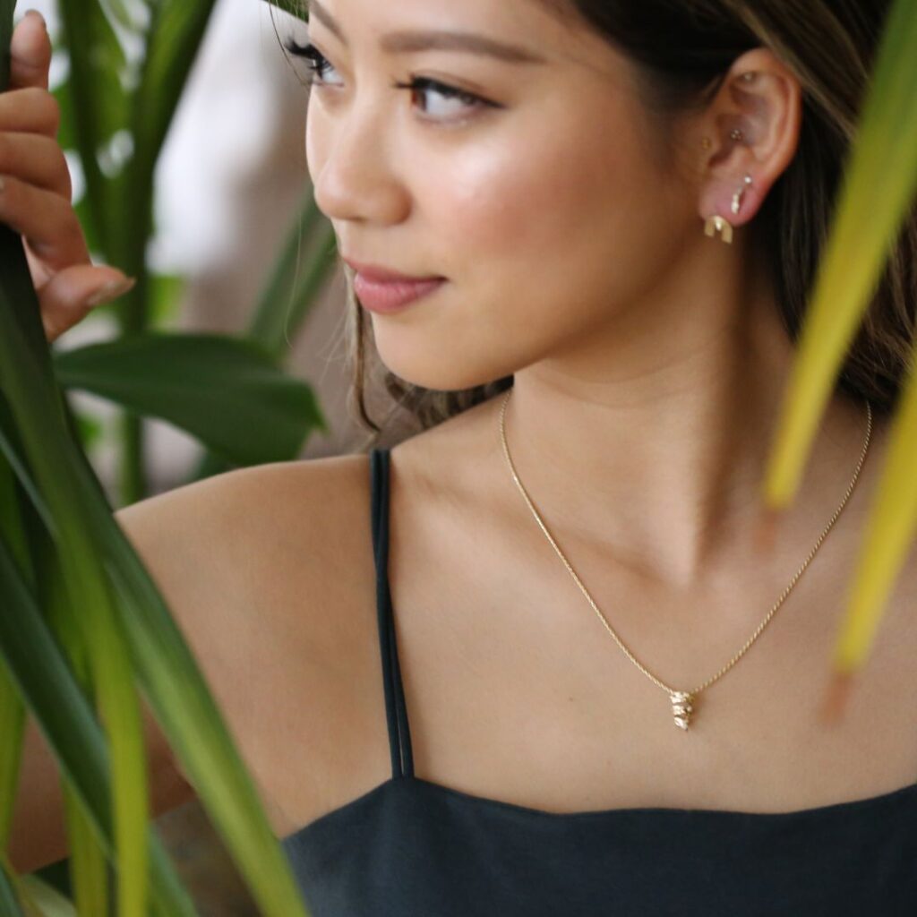 (10001598)トロピカルストームネックレスを身に着けた女性の横顔