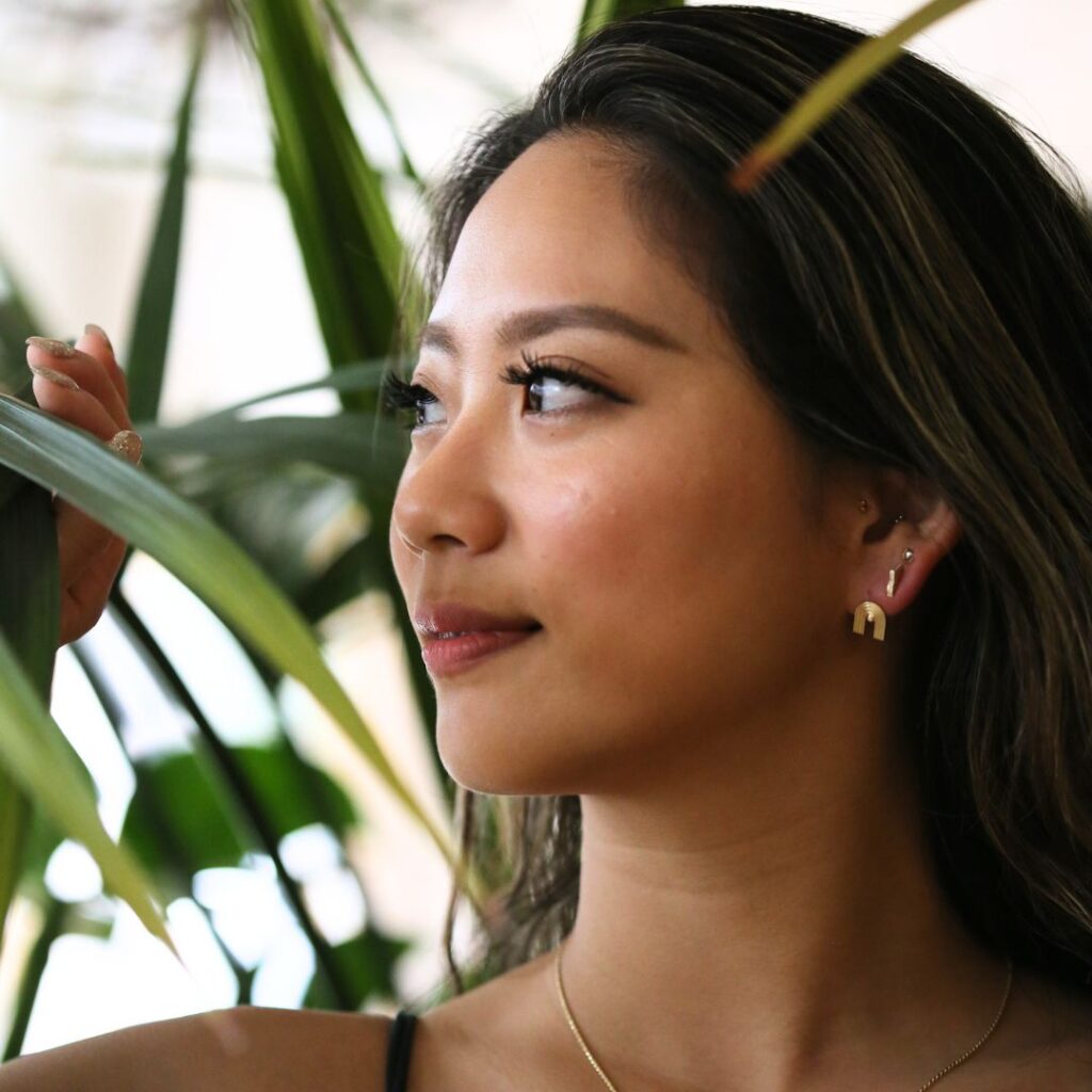 (10001604)アヌエヌエピアスを身に着けた女性の横顔