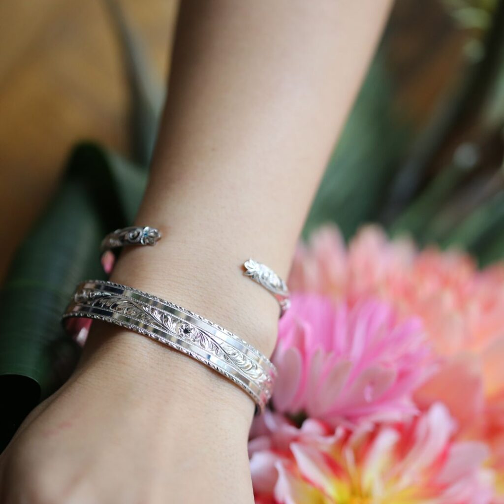 (10001609)クペエカフバングルを着用した腕