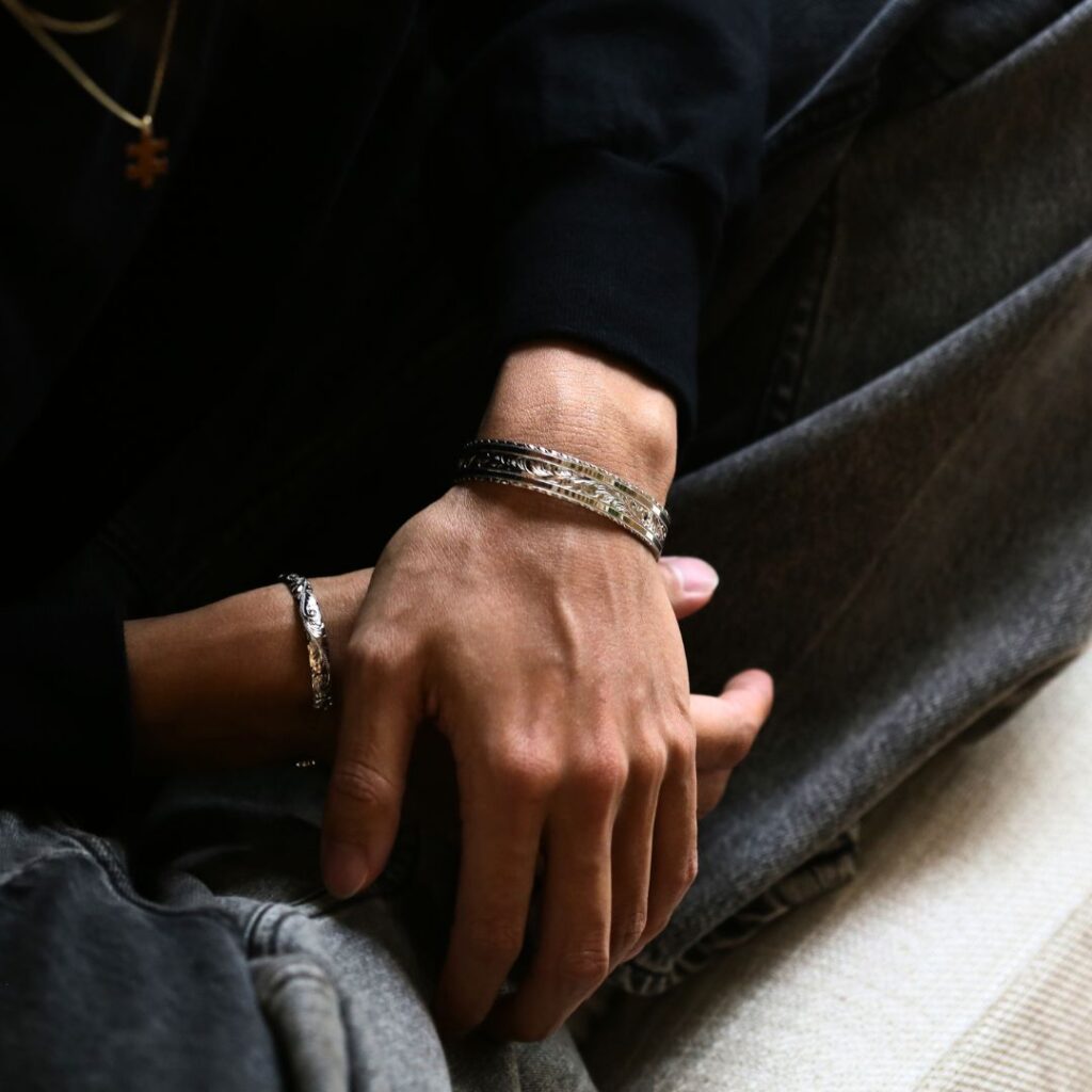 クペエバングルを着けた男性の手元