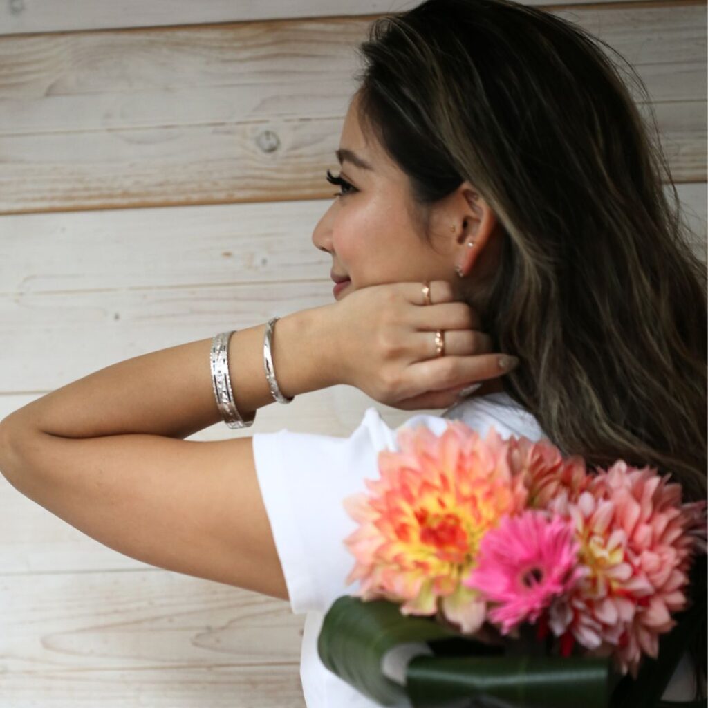 (10001613)ナウパカカフバングルを身に着けて横を向く女性