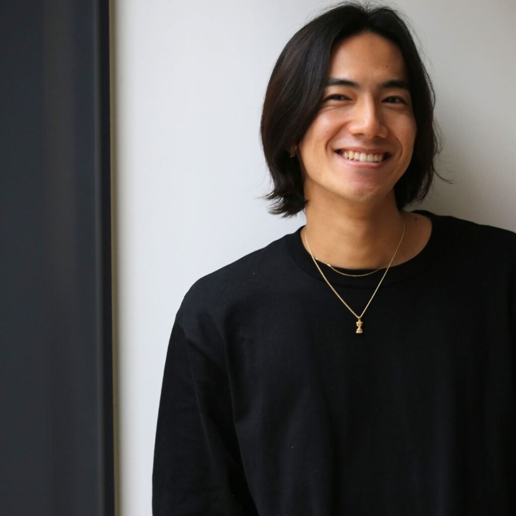 砂時計ネックレスを着けた男性