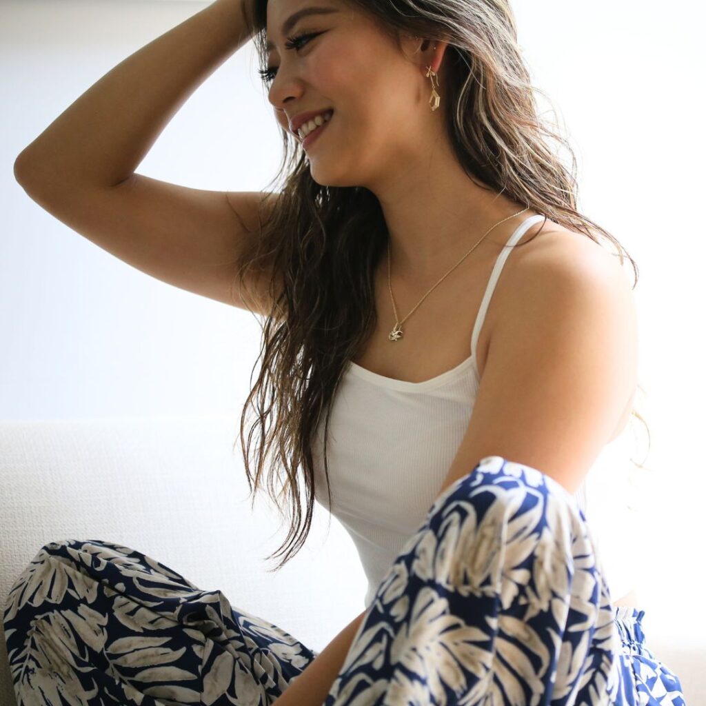 (10001591)スワロウネックレスを着けて髪をかき上げる女性