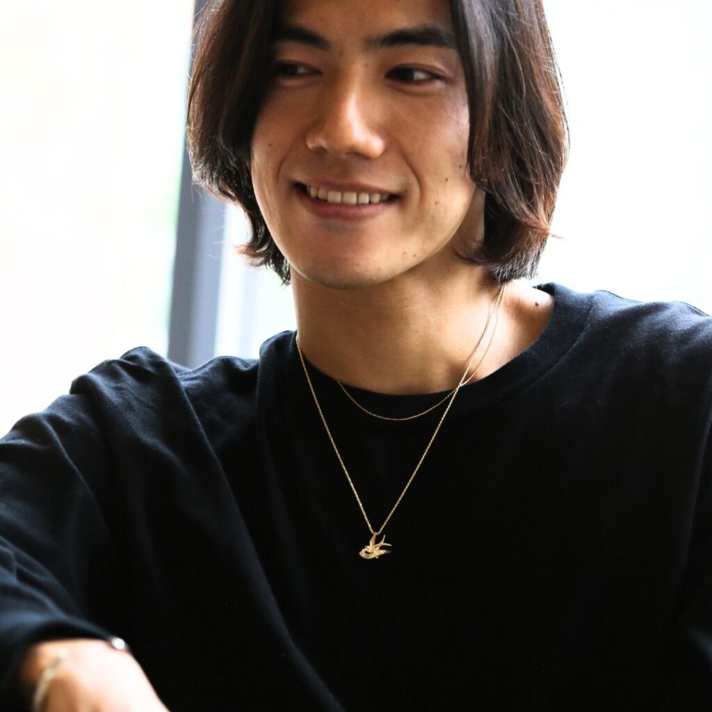 スワロウネックレスを着けた男性